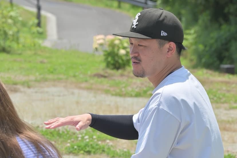 子どもたちがパン生地をこねている様子