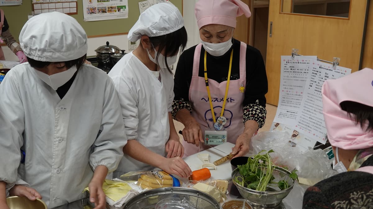 食生活改善推進員会の皆さんとの調理実習
