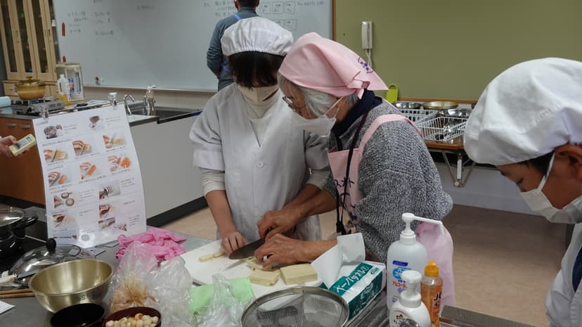 子どもたちが調理している様子