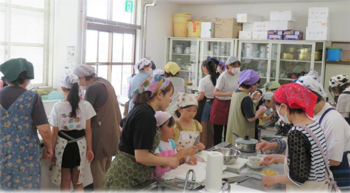 調理室いっぱいに集まった赤井地区の皆さんと子どもたち