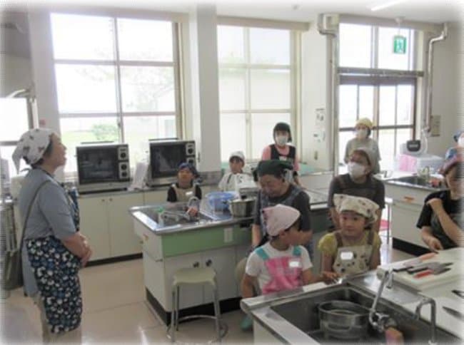 郷土料理の由来について豆知識を聞く参加者の皆さん