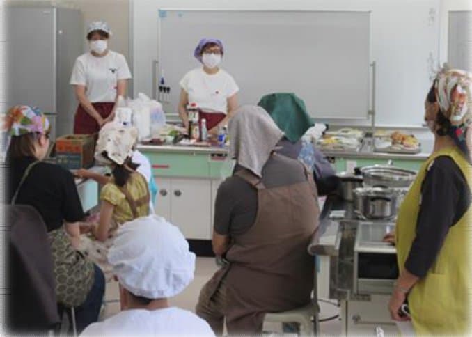 学校給食センターの調理師の方々によるお話