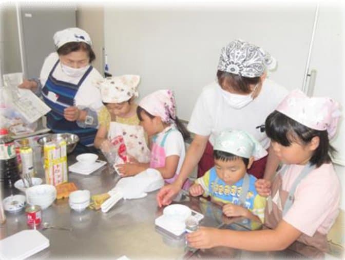 調味料を計量する子どもたち