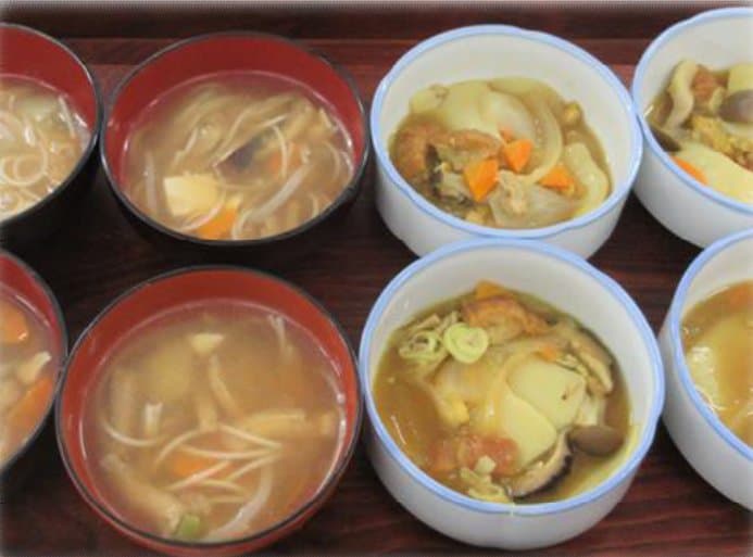 完成したおくずかけとカレーはっと汁