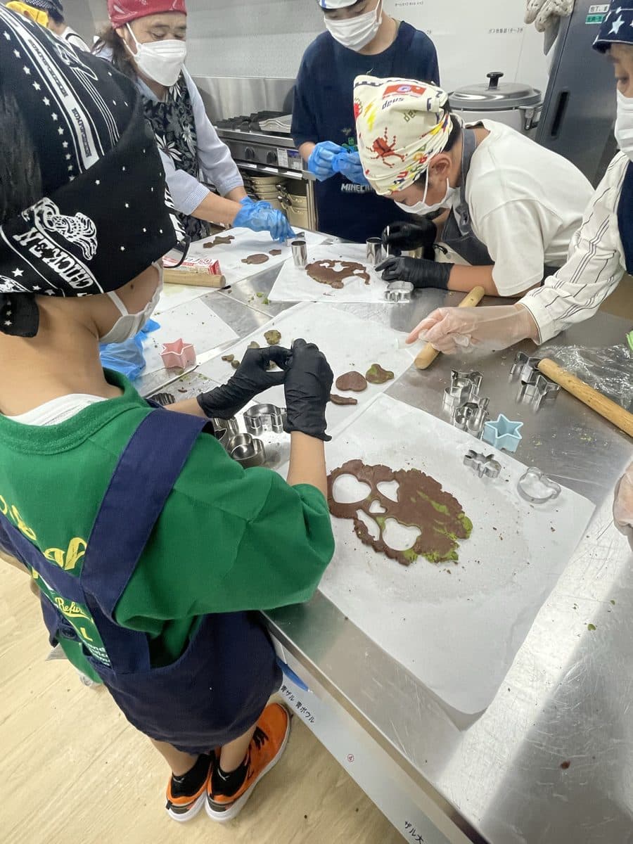 型抜きに取り組む子どもたちの様子