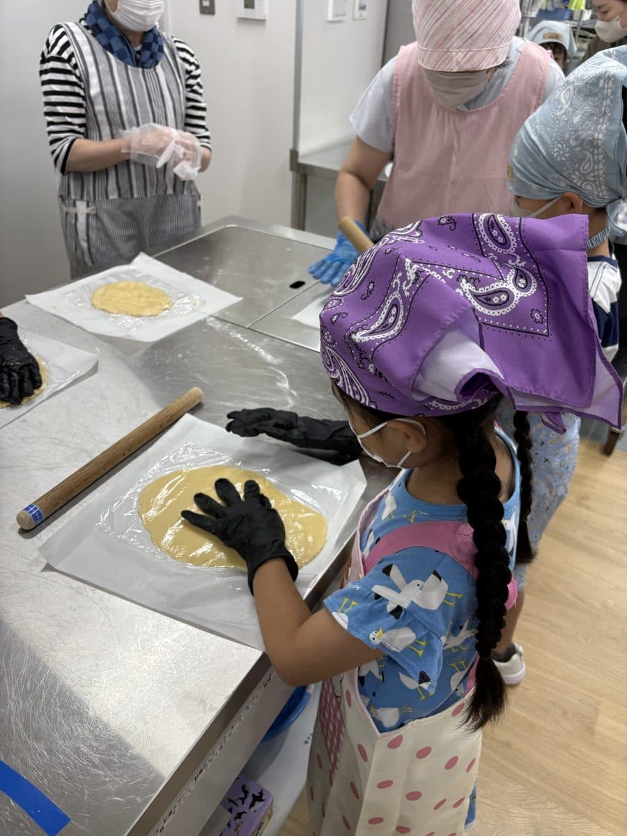 生地を伸ばす作業に取り組む子どもの様子