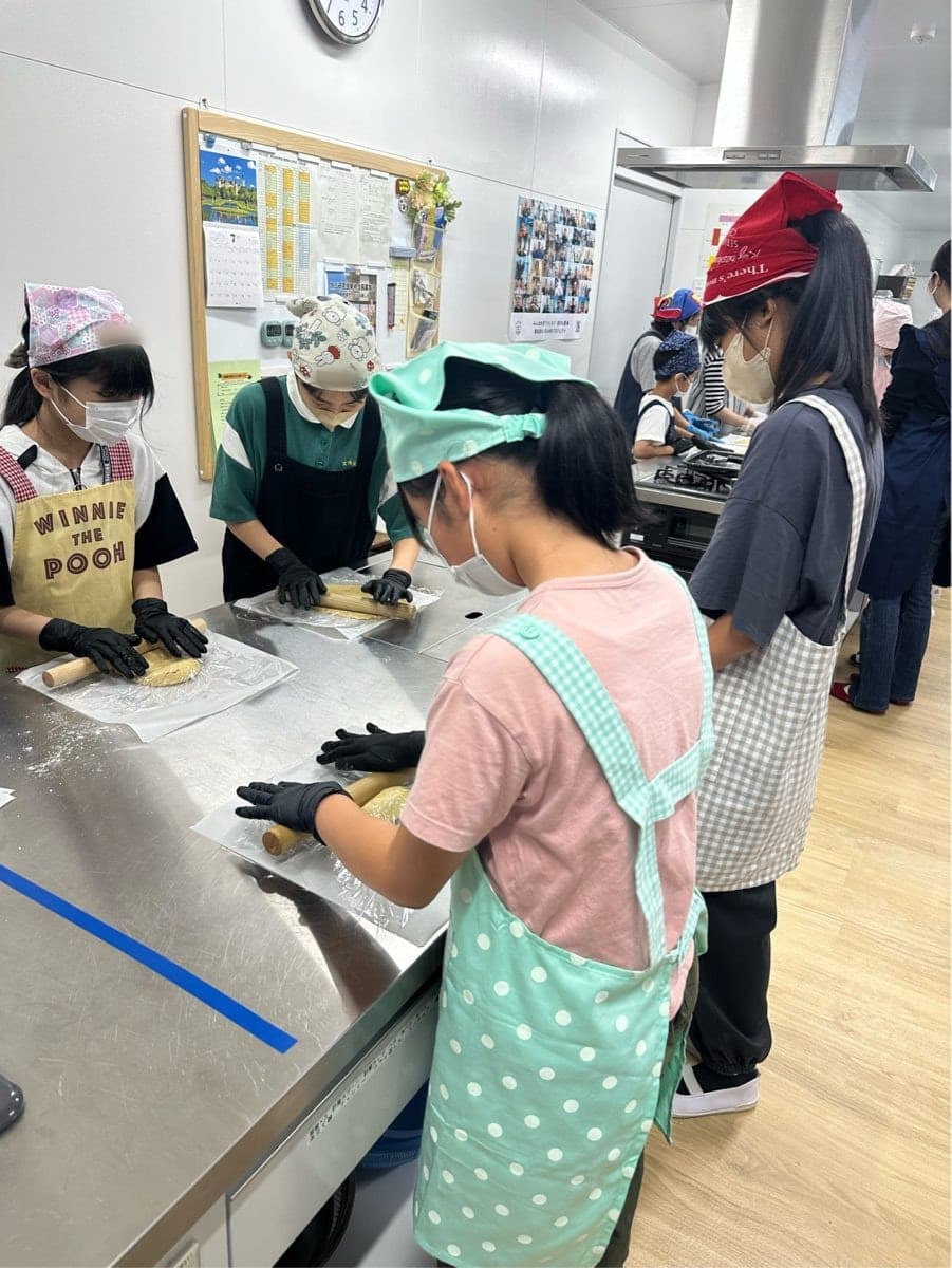 麺棒で生地を伸ばす子どもたちの様子