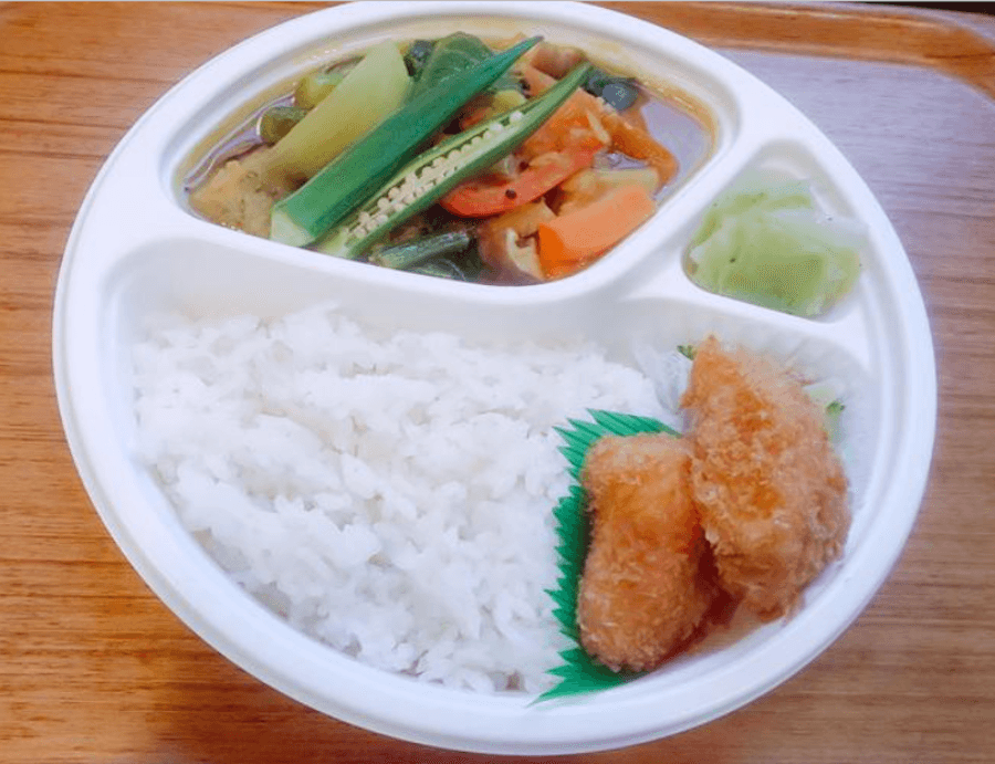 1日に必要な野菜が7割以上入っているカレー弁当