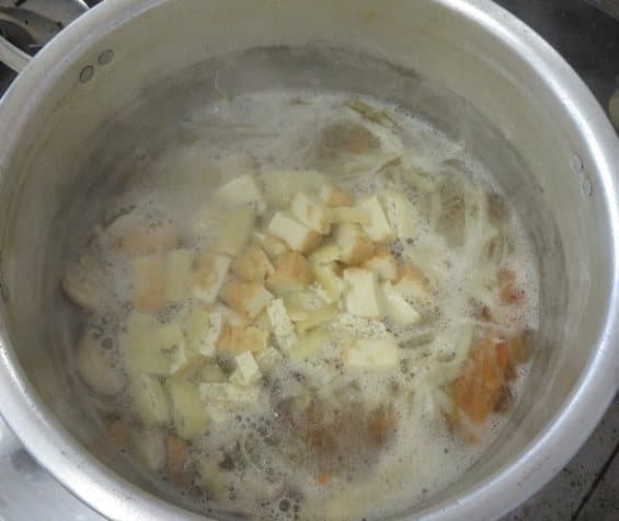 鍋で煮えている厚揚げやごぼうなどの具材