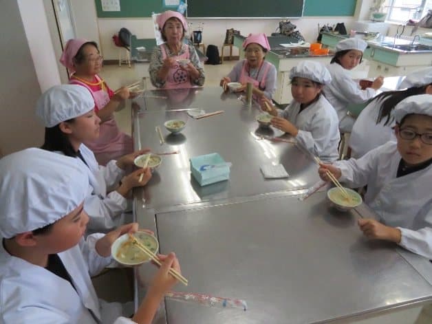 食生活改善推進員のみなさんと一緒に呉汁を味わう子どもたちの様子
