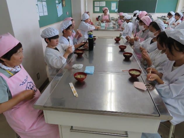 調理実習室で呉汁を試食する子どもたちの様子