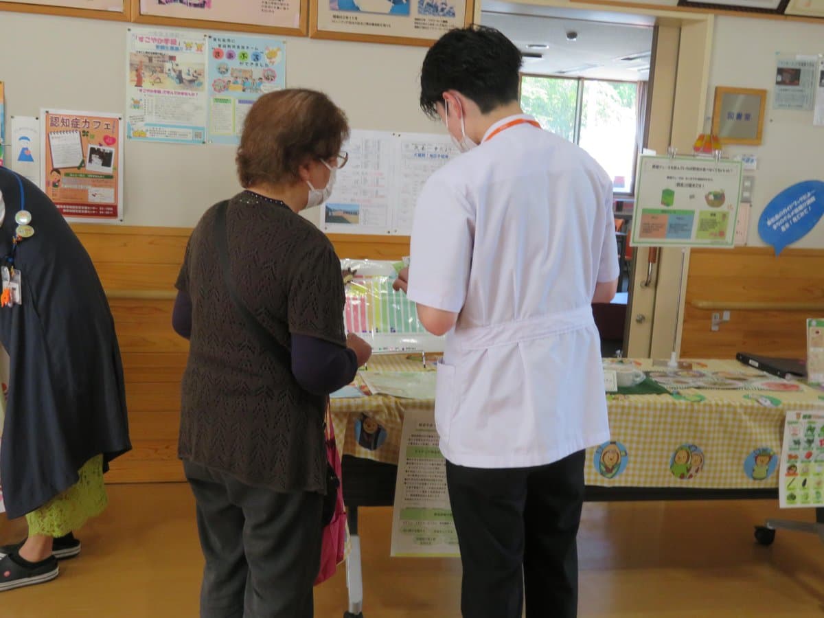 結果票を見ながら栄養士に相談する参加者
